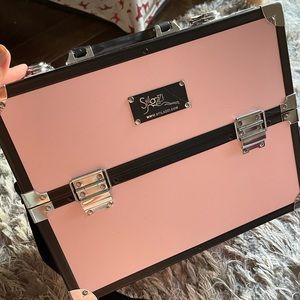 Stilazzi pink makeup train case